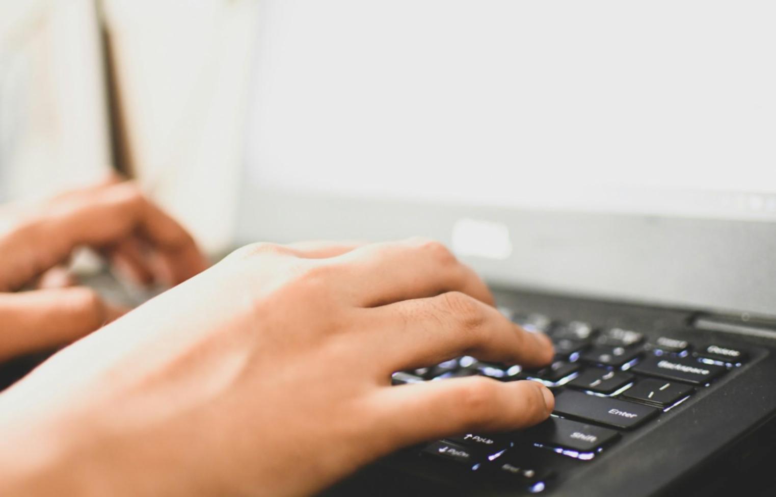 Personne analysant sereinement ses finances personnelles